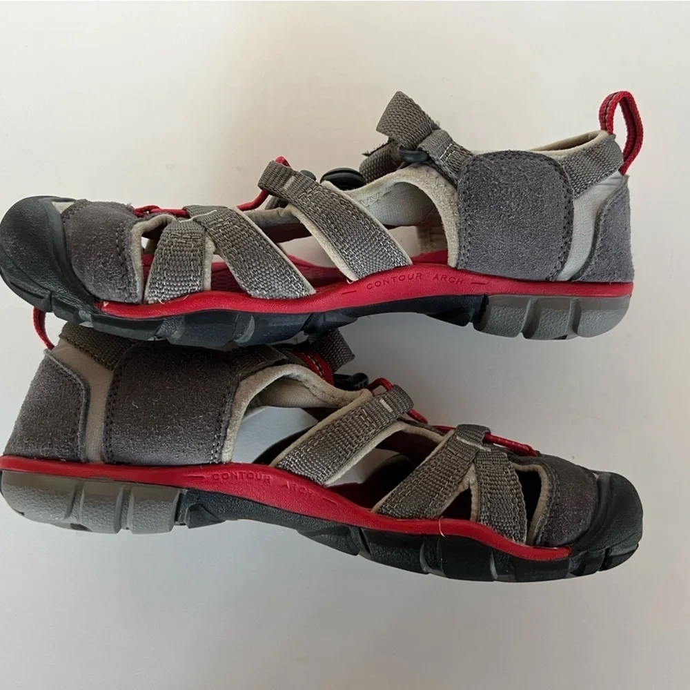 Keen Seacamp II CNX Gray and Red Youth Sandals, Big Boy Size 5